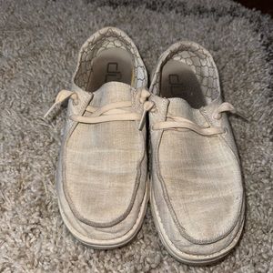 GUC Woman’s size 8 Hey Dudes